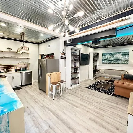 Livin Right Sail Loft: Pickleball, Basketball, Close 2 The Fun!